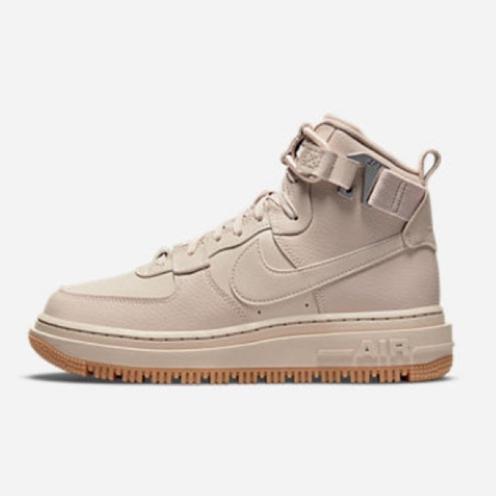 Nike Women's Sneakers in Cream and Tan